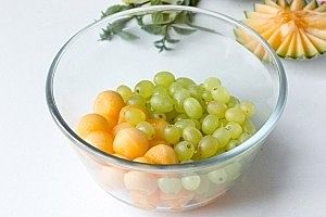 Instrucciones para preparar Ensalada de melón y uvas