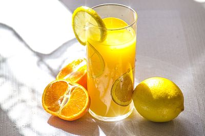 Limonada real de limones y naranjas