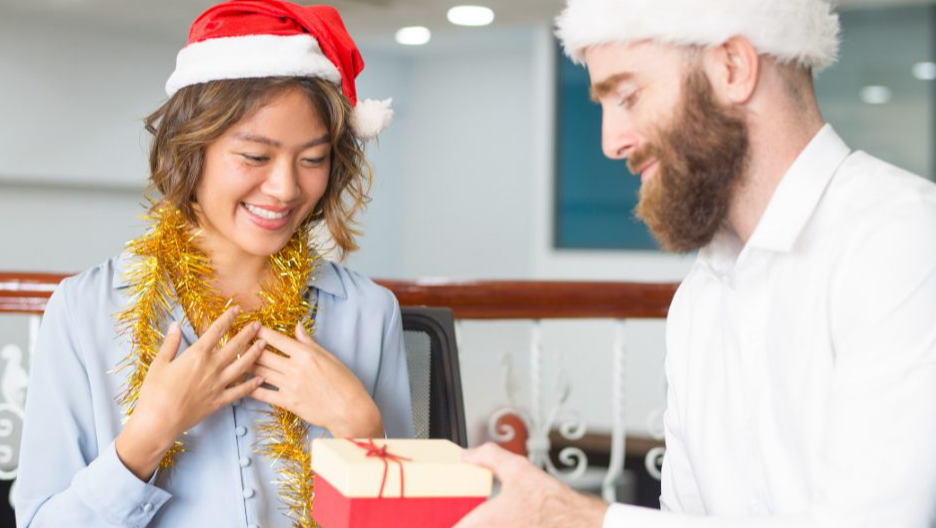 Solicitan trabajadores para empacar regalos navideños